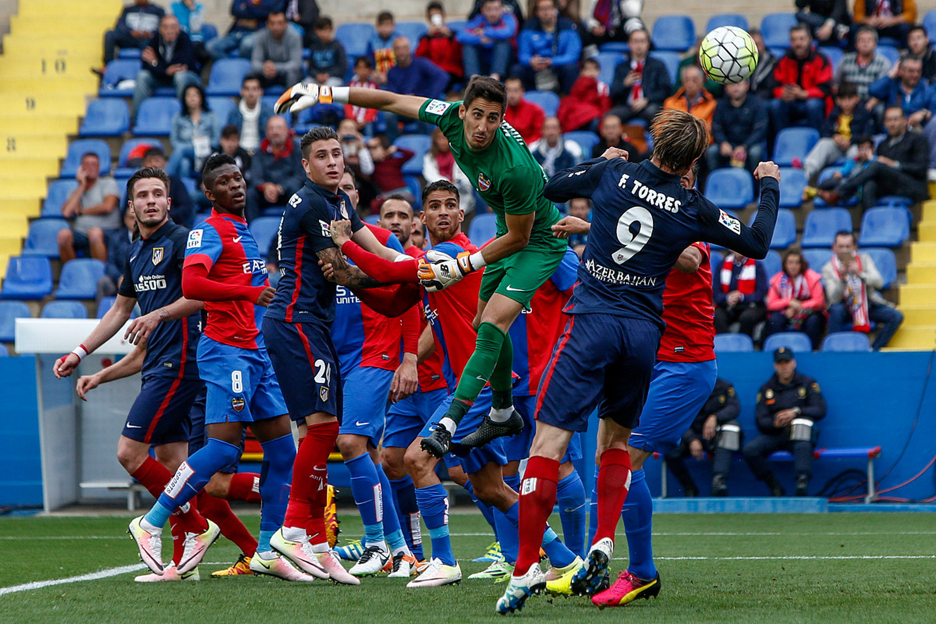 关于斯佩齐亚客场不敌萨索洛，遭遇连败的信息