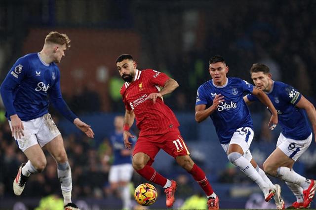 埃弗顿后防再现漏洞，连续两场球丢三球的简单介绍