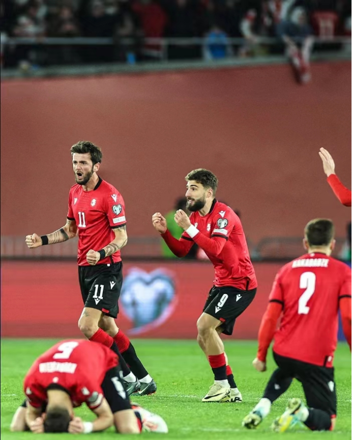 堪培拉联合对丹麦队展开攻势，欧洲赛场激情燃烧的简单介绍